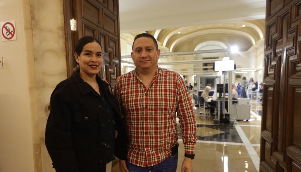 Leonardo Montoya y Rosa Sánchez, matrimonio en la Agencia Tributaria tras presentar la renta.