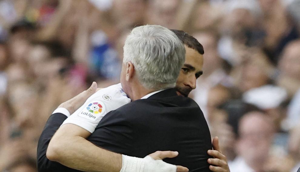 Benzema abrazando a Carlo Ancelotti