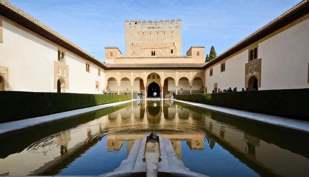 El patio de los Arrayanes de la Alhambra de Granada.