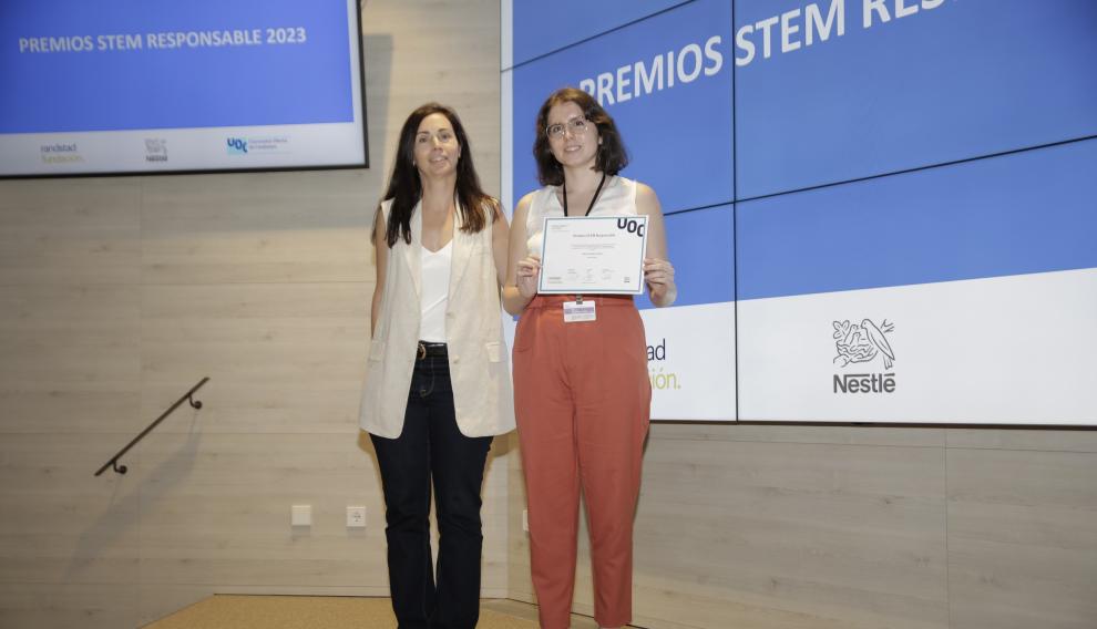 Marta Vázquez (derecha), tras recibir el premio.