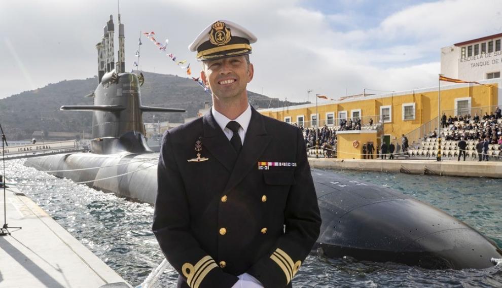 El capitán de corbeta Manuel Carrizo Iranzo, ante el submarino S-80 Isaac Peral.