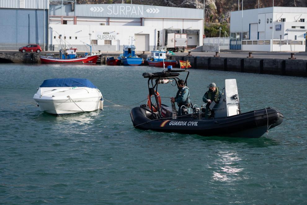 Agentes de la Guardia Civil remolcan la embarcación del padre de Anna y Olivia, las niñas desaparecidas en Tenerife.