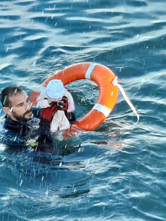 El agente Braulio Varela, del Geas, cuando rescató a un niño en el mar, en Ceuta.