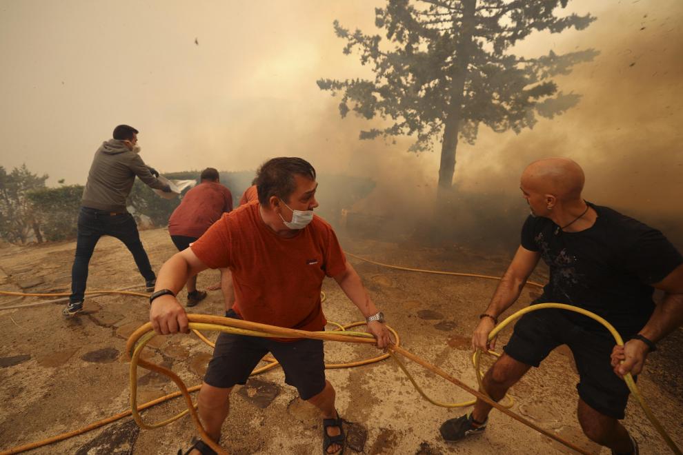 Vecinos de Alcalá de Moncayo intentan contener el fuego.