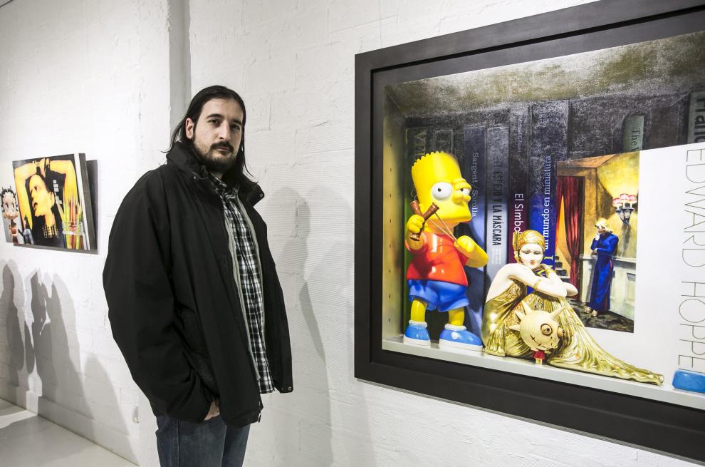 El pintor Jaime Sanjuán, junto a uno de los cuadros en el que aparece Bart Simpson.