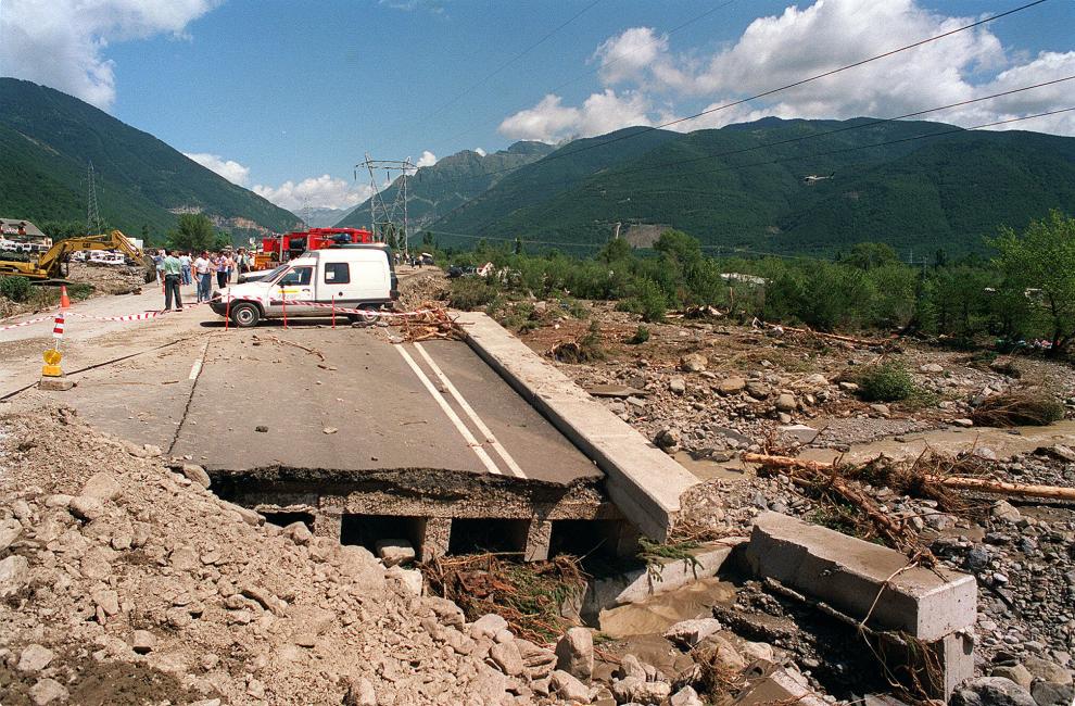 La carretera en frente del campin Las Nieves después de la riada