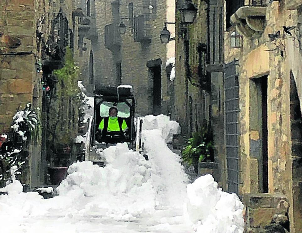 Un operario retira nieve en las calles de Aínsa, una de las labores que se podrían ofrecer