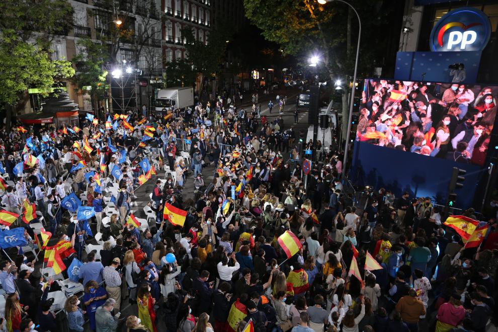 Decenas de seguidores se han dado cita en la calle Génova para celebrar el triunfo de Isabel Díaz Ayuso
