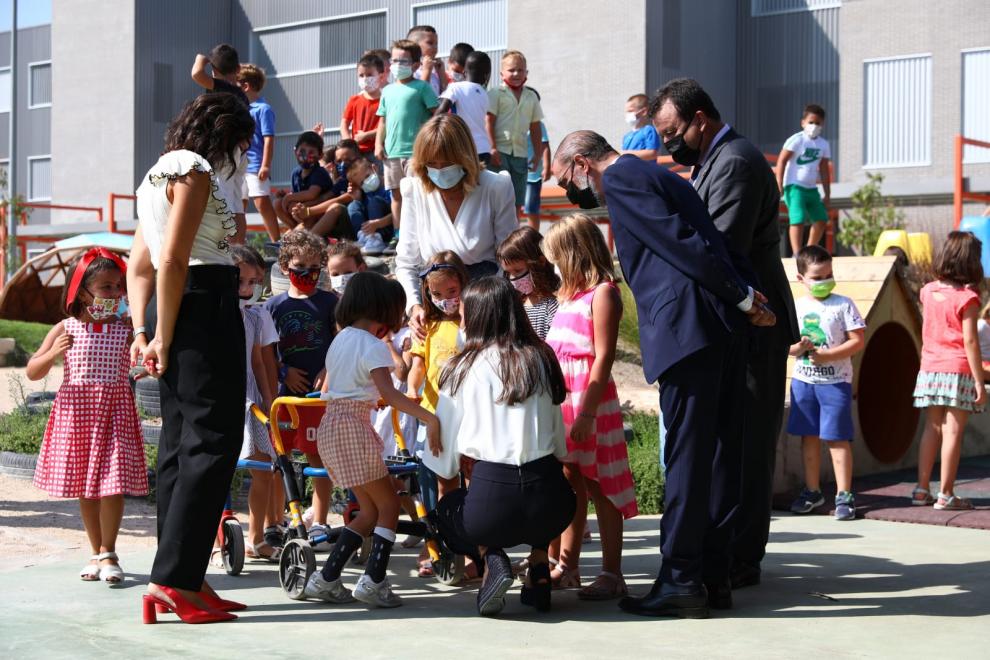 La Reina Letizia inaugura el curso escolar en Zuera.