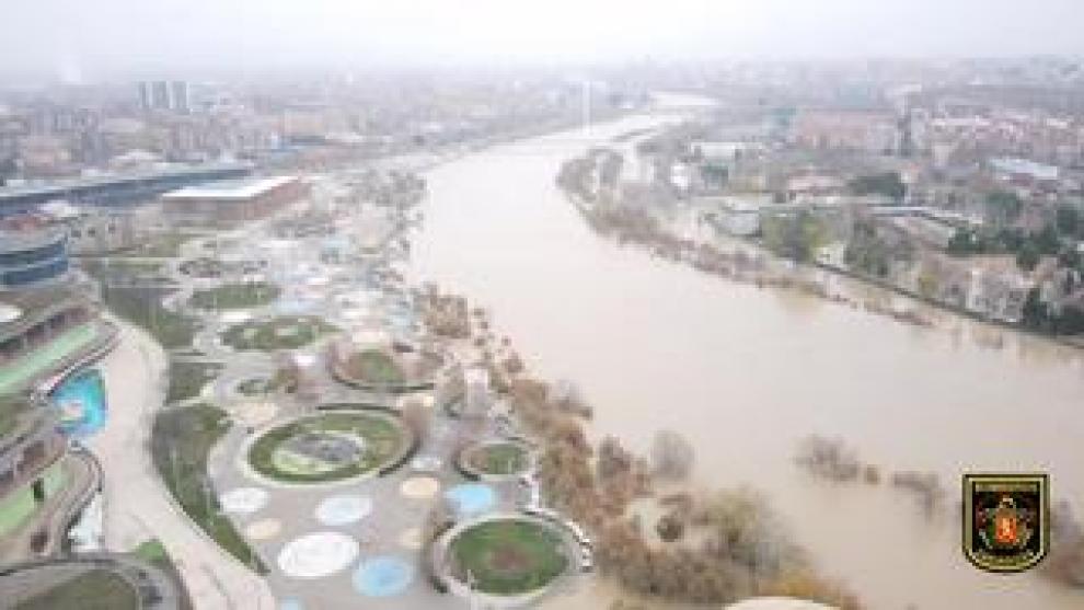 La Unidad de Drones de los Bomberos de Zaragoza ha grabado este impresionante vídeo de la crecida del río Ebro a su paso por la capital aragonesa.