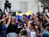 Leopoldo López atiende a los medios a las puertas de la Embajada de España en Caracas