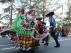 El grupo mexicano, uno de los más coloridos en el desfile final del festival