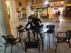 Una trabajadora recoge mesas de un bar de la calle de San Juan de Teruel