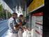 Dos usuarios del tranvía recargan su tarjeta en la parada de plaza de España, ayer