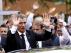 El primer ministro Stoltenberg saluda tras el funeral por las víctimas de los atentados