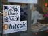 Un letrero en un café de Vancouver anuncia una máquina de bitcoin en su interior