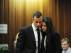 Pistorius abraza a su hermana durante el juicio