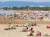 El buen tiempo atrae a los primeros bañistas a la playa de Levante de Salou, pero el grueso no llegará hasta julio o agosto.
