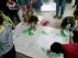 Varios niños pintan una pancarta con el lema 3ª vía ya