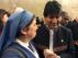 El presidente boliviano, Evo Morales (d), saluda a una monja antes de reunirse con el papa Francisco