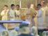 El Papa, con chubasquero, durante la celebración de una misa en Tacloban