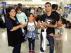 La familia de refugiados que ha sido acogida en Zaragoza, en el aeropuerto de Atenas
