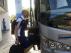 César Láinez, entrenador del Real Zaragoza, sube al autobús para iniciar el viaje a Miranda de Ebro en la tarde del sábado.
