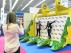 Dos jóvenes se hacen una foto dentro de una gigantesca pala que se muestra desde ayer en Smopyc, en la Feria de Zaragoza.