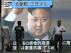 Varios viandantes pasan ante una pantalla gigante de televisión que muestra un retrato del líder norcoreano Kim Jong-un