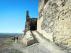 Acceso lateral del castillo de Montearagón, al fondo, la ciudad de Huesca.