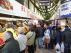 El Mercado Central de Zaragoza, este sábado, bullía de gente que hacía compras para los menús navideños.