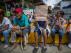Un grupo de personas protesta en Caracas por la escasez de alimentos en Venezuela