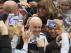El papa Francisco saluda a las personas que asistieron a su audiencia semanal en el Vaticano.