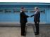 El presidente de Corea del Sur, Moon Jae -in, y el líder norcoreano Kim Jong-un se saludan en la línea de demarcación militar