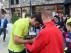 Gonzalo Melero firmando a la entrada del hotel en Benasque, donde el Huesca ha sido recibido este lunes con aplausos.