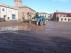 Un tractor retira el barro acumulado en la plaza de Alba este mismo jueves.