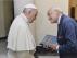 El papa Francisco recibe en el Vaticano a José Javier Forcén, que lleva un libro del Papa Luna.