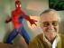 Stan Lee, con una escultura de Spiderman detrás.