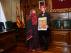 Sara Jornet, ganadora del premio al mejor cartel, junto al traje de mujer bereber premiado.