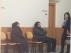 La abuelastra y el padrastro esperando para declarar en el juzgado, junto a la abogada de uno de ellos