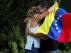 El opositor Leopoldo López abraza a su esposa durante la entrevista.