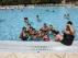Una familia disfruta de un buen chapuzón este sábado en la piscina del Oliver