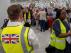Empleados del Gobierno británico informan a los turistas afectados por la quiebra de Thomas Cook en el aeropuerto de Palma de Mallorca, este lunes.