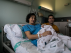 Irene y Víctor, con la pequeña Paula, en el hospital Miguel Servet de Zaragoza.