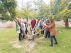 Miembros de la Asociación de Esclerosis Múltiple con la alcaldesa de Teruel cuelgan bufandas en árboles del Parque de los Fueros para quien las pueda necesitar.