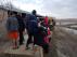 Un grupo de personas observan las grullas de la laguna del Cañizar.