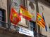 Las banderas del Ayuntamiento de Zaragoza ondean a media asta por los fallecidos en la crisis del coronavirus.