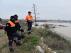 Voluntarios de Protección Civil han recorrido esta tarde la ribera del Ebro