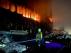 Un bombero observa el incendio desatado tras el bombardeo ruso a un centro comercial en Kiev.