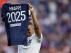 Mbappé, mostrando la camiseta que simboliza su compromiso por tres años más con el Paris Saint Germain.